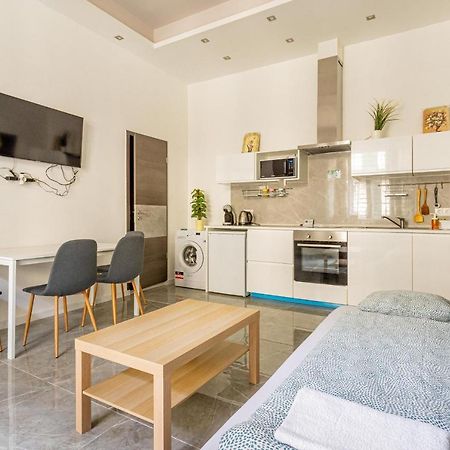 Modernized Condo At Kiraly 51 Budapest Exterior photo