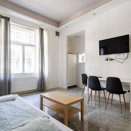Modernized Condo At Kiraly 51 Budapest Exterior photo