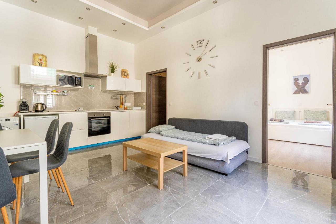 Modernized Condo At Kiraly 51 Budapest Exterior photo