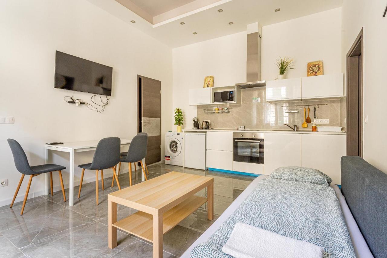 Modernized Condo At Kiraly 51 Budapest Exterior photo