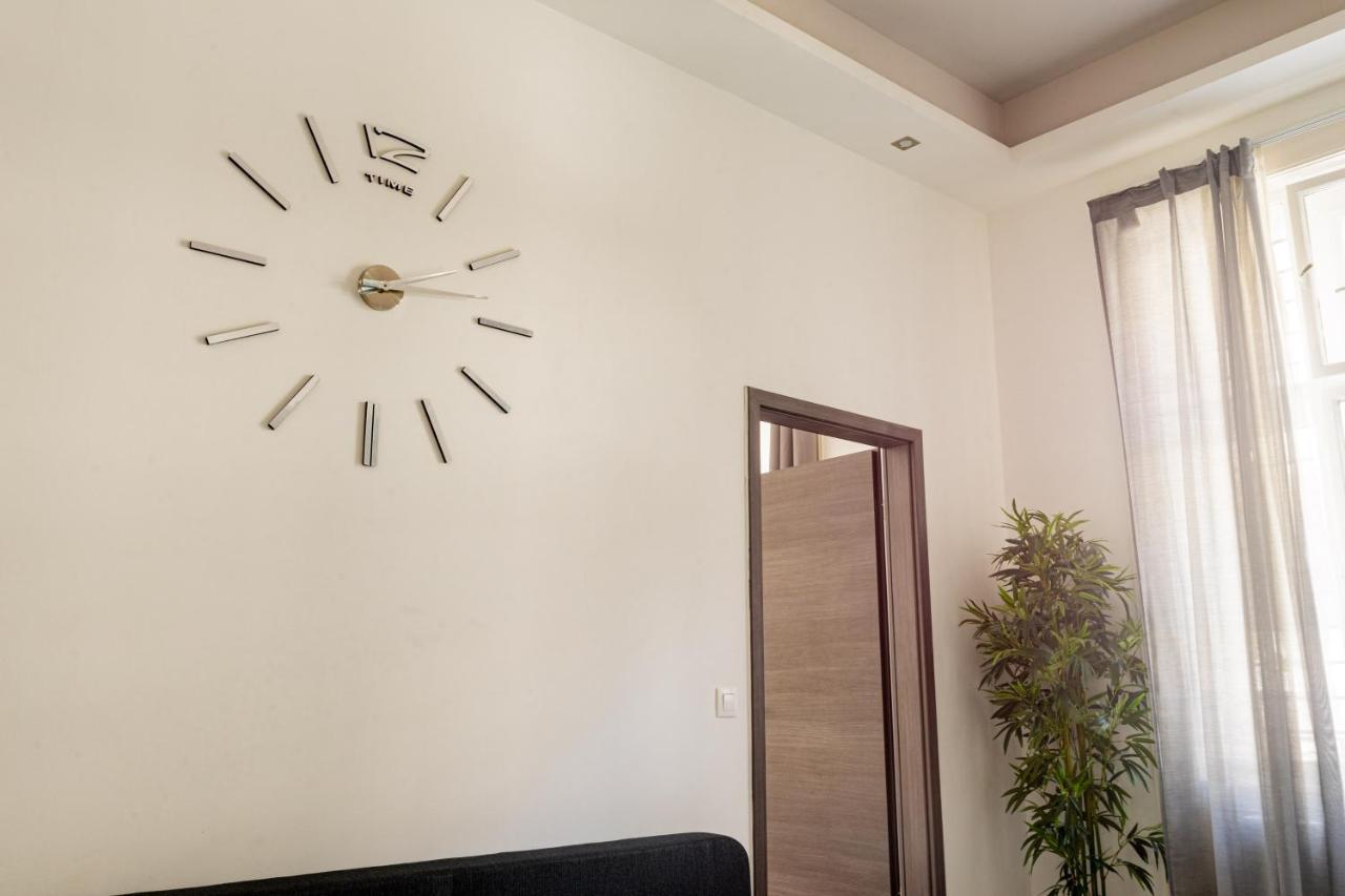 Modernized Condo At Kiraly 51 Budapest Exterior photo