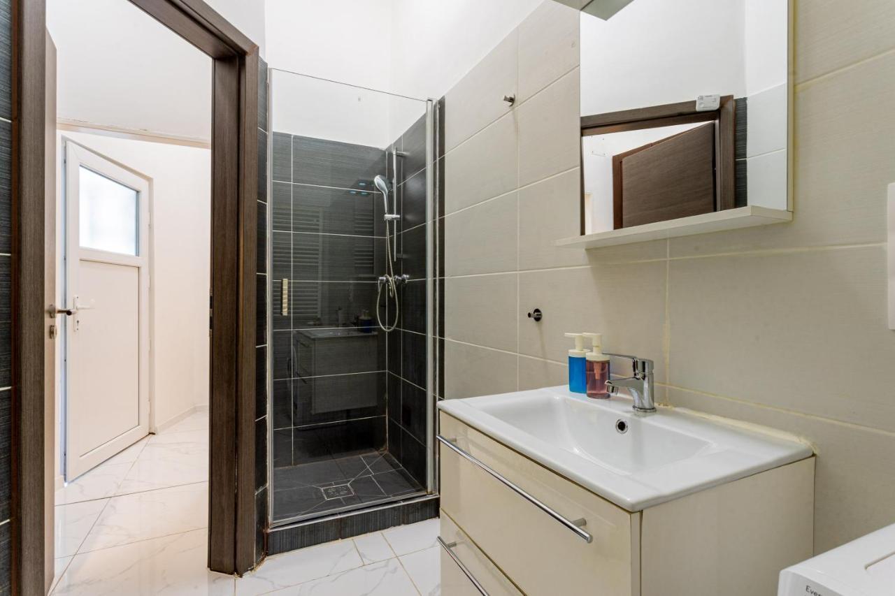 Modernized Condo At Kiraly 51 Budapest Exterior photo